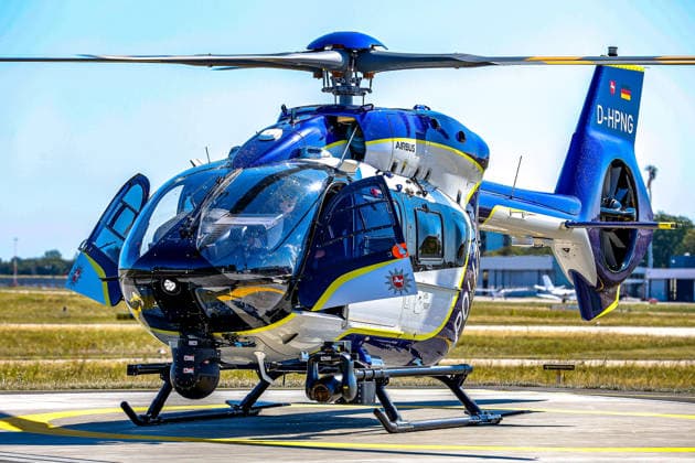 Polizeihubschraubern vom Typs Airbus H145 in den Dienst gestellt worden Der neue Polizeihubschrauber Airbus H145 Funkrufname Phoenix 95 ist vor den Hanger der Hubschrauberstaffel gelandet. Flughafen Hannover-Langenhagen Polizeihubschrauberstaffel Niede Niedersachsen, Region Hannover Germany *** Airbus H145 police helicopters have been put into service. The new Airbus H145 police helicopter, call sign Phoenix 95, has landed in front of the hangar of the helicopter squadron at Hannover Langenhagen Airport, Lower Saxony Police Helicopter Squadron, Hanover Region, Germany