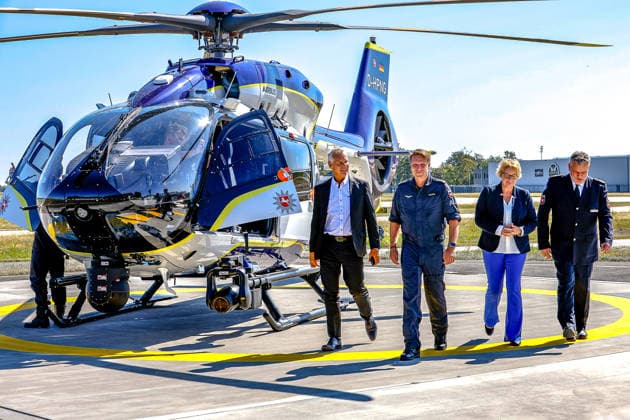 Polizeihubschraubern vom Typs Airbus H145 in den Dienst gestellt worden Begrüßung nach dem Mitflug (v.l.n.r.) Axel Brockmann, Landespolizeipräsident Niedersachsen (linls), Michael Peters, Leiter der Hubschrauberstaffel Niedersachsen, Daniela Behrens (SPD), Ministerin für Inneres, Sport und Digitalisierung, Roger Fladung, Polizeipräsident der Zentralen Polizeidirektion Niedersachsen (rechts). Flughafen Hannover-Langenhagen Polizeihubschrauberstaffel Niede Niedersachsen, Region Hannover Germany *** Airbus H145 police helicopters have been put into service. Greetings after the flight, from left to right: Axel Brockmann, State Police Chief of Lower Saxony (left), Michael Peters, Head of the Lower Saxony Police Helicopter Squadron, Daniela