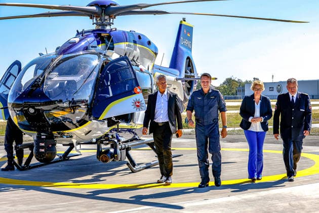 Polizeihubschraubern vom Typs Airbus H145 in den Dienst gestellt worden Begrüßung nach dem Mitflug (v.l.n.r.) Axel Brockmann, Landespolizeipräsident Niedersachsen (linls), Michael Peters, Leiter der Hubschrauberstaffel Niedersachsen, Daniela Behrens (SPD), Ministerin für Inneres, Sport und Digitalisierung, Roger Fladung, Polizeipräsident der Zentralen Polizeidirektion Niedersachsen (rechts). Flughafen Hannover-Langenhagen Polizeihubschrauberstaffel Niede Niedersachsen, Region Hannover Germany *** Airbus H145 police helicopters have been put into service. Greetings after the flight, from left to right: Axel Brockmann, State Police Chief of Lower Saxony (left), Michael Peters, Head of the Lower Saxony Police Helicopter Squadron, Daniela