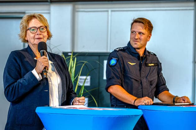 Polizeihubschraubern vom Typs Airbus H145 in den Dienst gestellt worden Rede Daniela Behrens (SPD), Ministerin für Inneres, Sport und Digitalisierung, (rechts) Michael Peters, Leiter der Hubschrauberstaffel Niedersachsen. Flughafen Hannover-Langenhagen Polizeihubschrauberstaffel Niede Niedersachsen, Region Hannover Germany *** Airbus H145 police helicopters have been put into service. Speaking is Daniela Behrens (SPD), Minister of the Interior, Sports, and Digitalization; on the right is Michael Peters, head of the Lower Saxony Police Helicopter Squadron. Hannover Langenhagen Airport, Lower Saxony Police Helicopter Squadron, Hannover Region, Germany