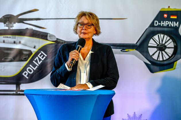 Polizeihubschraubern vom Typs Airbus H145 in den Dienst gestellt worden Rede Daniela Behrens (SPD), Ministerin für Inneres, Sport und Digitalisierung Flughafen Hannover-Langenhagen Polizeihubschrauberstaffel Niede Niedersachsen, Region Hannover Germany *** Airbus H145 police helicopters have been put into service. Speech by Daniela Behrens (SPD), Minister of the Interior, Sports, and Digitalization; Hannover-Langenhagen Airport; Lower Saxony Police Helicopter Squadron, Lower Saxony, Hannover Region, Germany