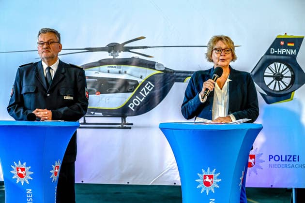 Polizeihubschraubern vom Typs Airbus H145 in den Dienst gestellt worden Rede Daniela Behrens (SPD), Ministerin für Inneres, Sport und Digitalisierung, (rechts) Roger Fladung, Polizeipräsident der Zentralen Polizeidirektion Niedersachsen Flughafen Hannover-Langenhagen Polizeihubschrauberstaffel Niede Niedersachsen, Region Hannover Germany *** Airbus H145 police helicopters have been put into service. Speech by Daniela Behrens (SPD), Minister of the Interior, Sports, and Digitalization; on the right, Roger Fladung, Chief of Police of the Lower Saxony Central Police Directorate, Hanover Langenhagen Airport, Lower Saxony Police Helicopter Squadron, Hanover Region, Germany