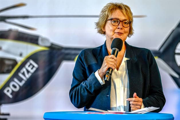 Polizeihubschraubern vom Typs Airbus H145 in den Dienst gestellt worden Rede Daniela Behrens (SPD), Ministerin für Inneres, Sport und Digitalisierung Flughafen Hannover-Langenhagen Polizeihubschrauberstaffel Niede Niedersachsen, Region Hannover Germany *** Airbus H145 police helicopters have been put into service. Speech by Daniela Behrens (SPD), Minister of the Interior, Sports, and Digitalization; Hanover-Langenhagen Airport; Lower Saxony Police Helicopter Squadron, Hanover Region, Germany