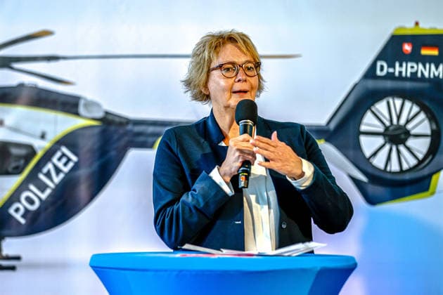Polizeihubschraubern vom Typs Airbus H145 in den Dienst gestellt worden Rede Daniela Behrens (SPD), Ministerin für Inneres, Sport und Digitalisierung Flughafen Hannover-Langenhagen Polizeihubschrauberstaffel Niede Niedersachsen, Region Hannover Germany *** Airbus H145 police helicopters have been put into service. Speech by Daniela Behrens (SPD), Minister of the Interior, Sports, and Digitalization; Hanover-Langenhagen Airport; Lower Saxony Police Helicopter Squadron, Hanover Region, Germany