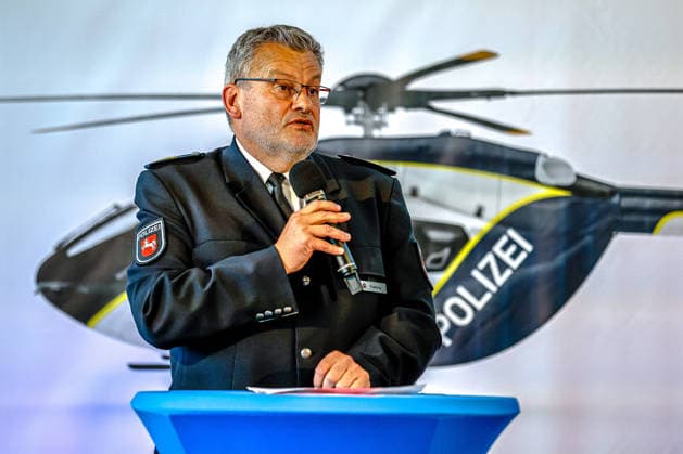 Polizeihubschraubern vom Typs Airbus H145 in den Dienst gestellt worden Rede Roger Fladung, Polizeipräsident der Zentralen Polizeidirektion Niedersachsen. Flughafen Hannover-Langenhagen Polizeihubschrauberstaffel Niede Niedersachsen, Region Hannover Germany *** Airbus H145 police helicopters have been put into service. Speech by Roger Fladung, Chief of Police of the Lower Saxony Central Police Directorate, Hannover-Langenhagen Airport, Lower Saxony Police Helicopter Squadron, Hannover Region, Germany