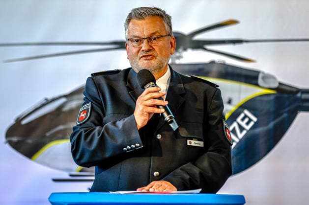 Polizeihubschraubern vom Typs Airbus H145 in den Dienst gestellt worden Rede Roger Fladung, Polizeipräsident der Zentralen Polizeidirektion Niedersachsen. Flughafen Hannover-Langenhagen Polizeihubschrauberstaffel Niede Niedersachsen, Region Hannover Germany *** Airbus H145 police helicopters have been put into service. Speech by Roger Fladung, Chief of Police of the Lower Saxony Central Police Directorate, Hannover-Langenhagen Airport, Lower Saxony Police Helicopter Squadron, Hannover Region, Germany