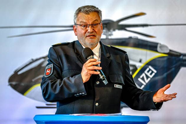 Polizeihubschraubern vom Typs Airbus H145 in den Dienst gestellt worden Rede Roger Fladung, Polizeipräsident der Zentralen Polizeidirektion Niedersachsen. Flughafen Hannover-Langenhagen Polizeihubschrauberstaffel Niede Niedersachsen, Region Hannover Germany *** Airbus H145 police helicopters have been put into service. Speech by Roger Fladung, Chief of Police of the Lower Saxony Central Police Directorate, Hannover-Langenhagen Airport, Lower Saxony Police Helicopter Squadron, Hannover Region, Germany