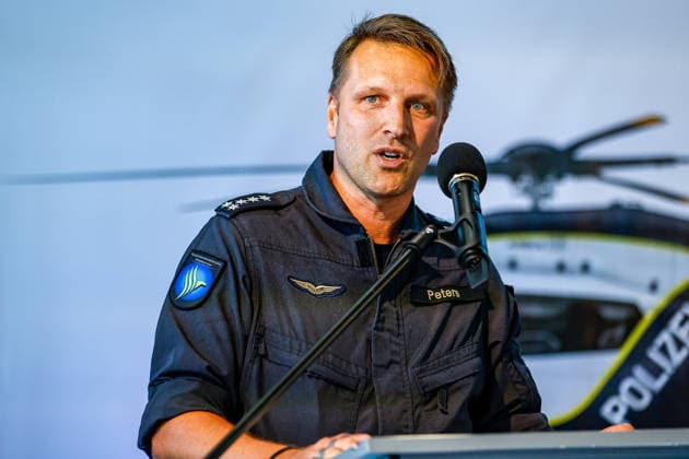 Polizeihubschraubern vom Typs Airbus H145 in den Dienst gestellt worden Rede: Michael Peters, Leiter der Hubschrauberstaffel Niedersachsen Flughafen Hannover-Langenhagen Polizeihubschrauberstaffel Niede Niedersachsen, Region Hannover Germany *** Airbus H145 police helicopters have been put into service. Speech by Michael Peters, Head of the Lower Saxony Helicopter Squadron, Hannover-Langenhagen Airport, Lower Saxony Police Helicopter Squadron, Hannover Region, Germany