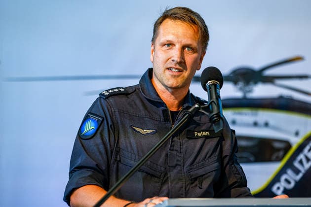 Polizeihubschraubern vom Typs Airbus H145 in den Dienst gestellt worden Rede: Michael Peters, Leiter der Hubschrauberstaffel Niedersachsen Flughafen Hannover-Langenhagen Polizeihubschrauberstaffel Niede Niedersachsen, Region Hannover Germany *** Airbus H145 police helicopters have been put into service. Speech by Michael Peters, Head of the Lower Saxony Helicopter Squadron, Hannover-Langenhagen Airport, Lower Saxony Police Helicopter Squadron, Hannover Region, Germany