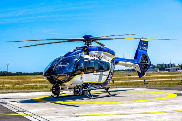 Polizeihubschraubern vom Typs Airbus H145 in den Dienst gestellt worden Der neue Polizeihubschrauber Airbus H145 Funkrufname Phoenix 95 steht vor dem Hanger der Hubschrauberstaffel. Flughafen Hannover-Langenhagen Polizeihubschrauberstaffel Niede Niedersachsen, Region Hannover Germany *** Airbus H145 police helicopters have been put into service. The new Airbus H145 police helicopter, call sign Phoenix 95, is parked in front of the hangar of the helicopter squadron at Hannover Langenhagen Airport, part of the Lower Saxony Police Helicopter Squadron, Hannover Region, Germany.