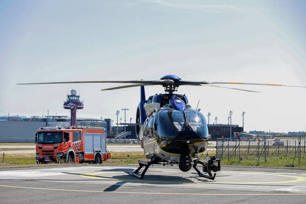 Polizeihubschraubern vom Typs Airbus H145 in den Dienst gestellt worden Der neue Polizeihubschrauber Airbus H145 Funkrufname Phoenix 95 steht vor dem Hanger der Hubschrauberstaffel. Flughafen Hannover-Langenhagen Polizeihubschrauberstaffel Niede Niedersachsen, Region Hannover Germany *** Airbus H145 police helicopters have been put into service. The new Airbus H145 police helicopter, call sign Phoenix 95, is parked in front of the hangar of the helicopter squadron at Hannover Langenhagen Airport, part of the Lower Saxony Police Helicopter Squadron, Hannover Region, Germany.