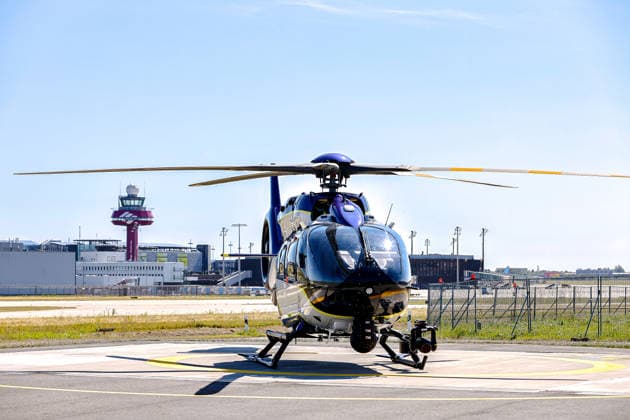 Polizeihubschraubern vom Typs Airbus H145 in den Dienst gestellt worden Der neue Polizeihubschrauber Airbus H145 Funkrufname Phoenix 95 steht vor dem Hanger der Hubschrauberstaffel. Flughafen Hannover-Langenhagen Polizeihubschrauberstaffel Niede Niedersachsen, Region Hannover Germany *** Airbus H145 police helicopters have been put into service. The new Airbus H145 police helicopter, call sign Phoenix 95, is parked in front of the hangar of the helicopter squadron at Hannover Langenhagen Airport, part of the Lower Saxony Police Helicopter Squadron, Hannover Region, Germany.