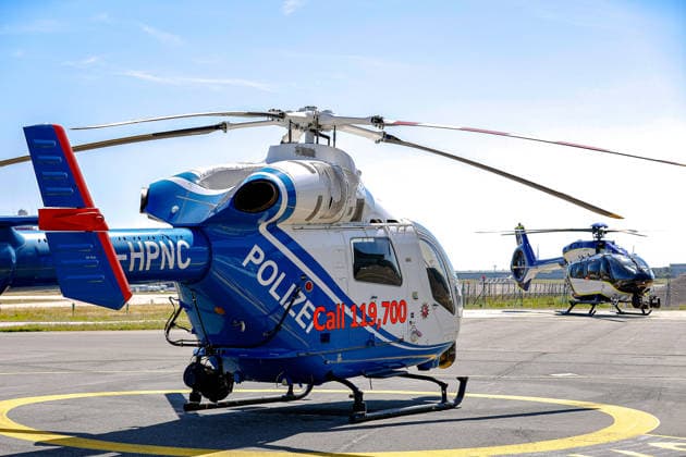 Polizeihubschraubern vom Typs Airbus H145 in den Dienst gestellt worden Der Vorgänger, ein MD 902 (Vordergrund) und der neue Polizeihubschrauber H145 hinten vor dem Hangar. Flughafen Hannover-Langenhagen Polizeihubschrauberstaffel Niede Niedersachsen, Region Hannover Germany *** Airbus H145 police helicopters have been put into service. The predecessor, an MD 902, is in the foreground, and the new H145 police helicopter is in the background in front of the hangar at Hannover Langenhagen Airport. Lower Saxony Police Helicopter Squadron, Hannover Region, Germany