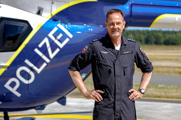 Polizeihubschraubern vom Typs Airbus H145 in den Dienst gestellt worden Martin Alten, Flugtechniker, vor dem neuen Polizeihubschrauber H145 Flughafen Hannover-Langenhagen Polizeihubschrauberstaffel Niede Niedersachsen, Region Hannover Germany *** Airbus H145 police helicopters have been put into service. Martin Alten, aircraft technician, stands in front of the new H145 police helicopter at Hannover Langenhagen Airport, Niede Police Helicopter Squadron, Lower Saxony, Hannover region, Germany