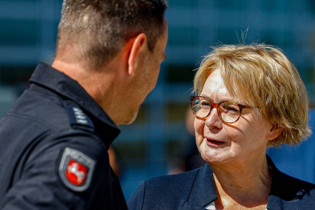 Polizeihubschraubern vom Typs Airbus H145 in den Dienst gestellt worden Daniela Behrens (SPD), Ministerin für Inneres, Sport und Digitalisierung im Gespräch mit einem Flugtechniker. Flughafen Hannover-Langenhagen Polizeihubschrauberstaffel Niede Niedersachsen, Region Hannover Germany *** Airbus H145 police helicopters have been put into service. Daniela Behrens (SPD), Minister of the Interior, Sports, and Digitalization, speaking with an aircraft technician at Hannover-Langenhagen Airport, Niede Police Helicopter Squadron, Lower Saxony, Hannover Region, Germany