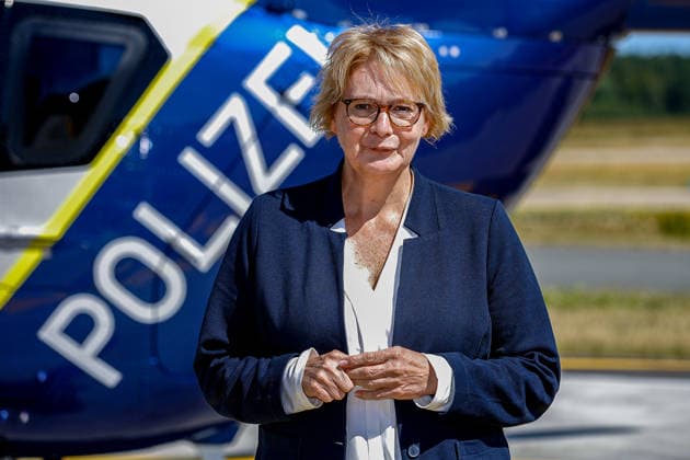 Polizeihubschraubern vom Typs Airbus H145 in den Dienst gestellt worden Daniela Behrens (SPD), Ministerin für Inneres, Sport und Digitalisierung vor dem neuen Polizeihubschrauber Airbus H145. Flughafen Hannover-Langenhagen Polizeihubschrauberstaffel Niede Niedersachsen, Region Hannover Germany *** Airbus H145 police helicopters have been put into service. Daniela Behrens (SPD), Minister of the Interior, Sports, and Digitalization, stands in front of the new Airbus H145 police helicopter at Hannover Langenhagen Airport. Lower Saxony Police Helicopter Squadron, Hannover Region, Germany