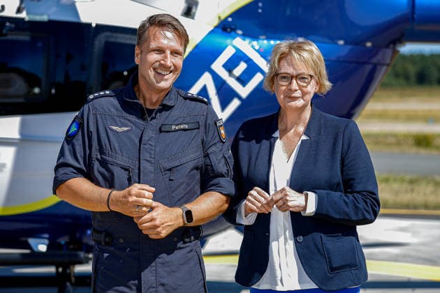Polizeihubschraubern vom Typs Airbus H145 in den Dienst gestellt worden Daniela Behrens (SPD), Ministerin für Inneres, Sport und Digitalisierung vor dem neuen Polizeihubschrauber Airbus H145. Flughafen Hannover-Langenhagen Polizeihubschrauberstaffel Niede Niedersachsen, Region Hannover Germany *** Airbus H145 police helicopters have been put into service. Daniela Behrens (SPD), Minister of the Interior, Sports, and Digitalization, stands in front of the new Airbus H145 police helicopter at Hannover Langenhagen Airport. Lower Saxony Police Helicopter Squadron, Hannover Region, Germany