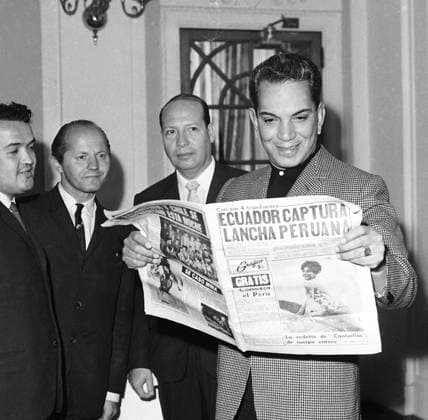 May 15, 1964, Lima, PERU LIMA, MAY 15, 1964 MEXICAN COMEDIAN MARIO MORENO CANTINFLAS READS A COPY OF EL COMERCIO GRAFICO PHOTO: EL COMERCIO, Lima, PERU  - ZUMAp94_ 19640515_zaf_p94_002 Copyright: xElxComerciox