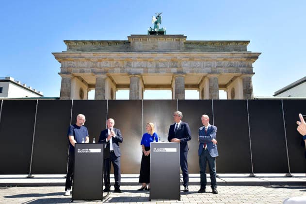 Moritz van Dülmen, Kai Wegner, Simone Leimbach, Wolfram Weimer und Axel Klausmeier bei der Pressekonferenz mit Präsentation des temporären Erinnerungsortes mit einer großformatigen Installation und Open-Air-Ausstellung auf dem Platz des 18. März sowie der Vorstellung des stadtweiten Programms anlässlich des 65. Jahrestags des Berliner Mauerbaus. Berlin, 12.08.2026 *** Moritz van Dülmen, Kai Wegner, Simone Leimbach, Wolfram Weimer, and Axel Klausmeier at the press conference presenting the temporary memorial site—featuring a large-scale installation and an open-air exhibition on Platz des 18. März—as well as the citywide program marking the 65th anniversary of the construction of the Berlin Wall, Berlin, August 12, 2026 Foto:xM.xBehrensx xFuturexImagex mauerbau_6816