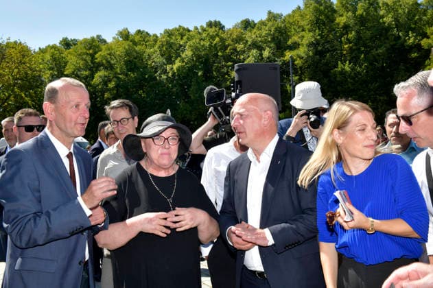 Axel Klausmeier, Kai Wegner und Simone Leimbach bei der Pressekonferenz mit Präsentation des temporären Erinnerungsortes mit einer großformatigen Installation und Open-Air-Ausstellung auf dem Platz des 18. März sowie der Vorstellung des stadtweiten Programms anlässlich des 65. Jahrestags des Berliner Mauerbaus. Berlin, 12.08.2026 *** Axel Klausmeier, Kai Wegner, and Simone Leimbach at the press conference presenting the temporary memorial site—featuring a large-scale installation and an open-air exhibition on Platz des 18. März—as well as the citywide program marking the 65th anniversary of the construction of the Berlin Wall, Berlin, August 12, 2026 Foto:xM.xBehrensx xFuturexImagex mauerbau_6804