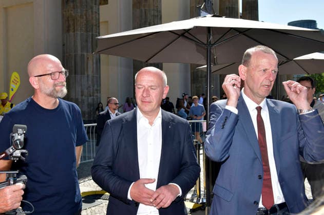 Moritz van Dülmen, Kai Wegner und Axel Klausmeier bei der Pressekonferenz mit Präsentation des temporären Erinnerungsortes mit einer großformatigen Installation und Open-Air-Ausstellung auf dem Platz des 18. März sowie der Vorstellung des stadtweiten Programms anlässlich des 65. Jahrestags des Berliner Mauerbaus. Berlin, 12.08.2026 *** Moritz van Dülmen, Kai Wegner, and Axel Klausmeier at the press conference presenting the temporary memorial site—featuring a large-scale installation and an open-air exhibition on Platz des 18. März—as well as the citywide program marking the 65th anniversary of the construction of the Berlin Wall, Berlin, August 12, 2026 Foto:xM.xBehrensx xFuturexImagex mauerbau_6805