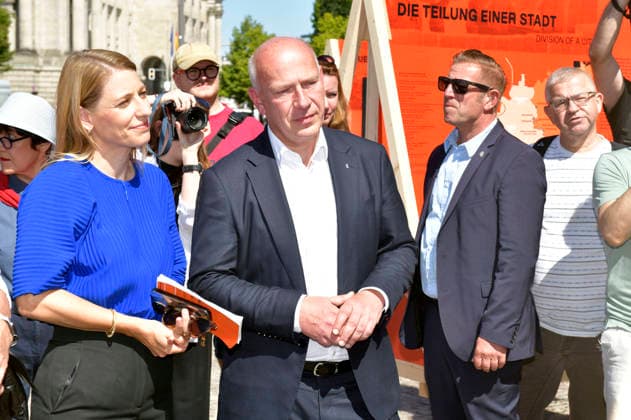 Kai Wegner bei der Pressekonferenz mit Präsentation des temporären Erinnerungsortes mit einer großformatigen Installation und Open-Air-Ausstellung auf dem Platz des 18. März sowie der Vorstellung des stadtweiten Programms anlässlich des 65. Jahrestags des Berliner Mauerbaus. Berlin, 12.08.2026 *** Kai Wegner at the press conference presenting the temporary memorial site—featuring a large-scale installation and an open-air exhibition on Platz des 18. März—as well as the citywide program marking the 65th anniversary of the construction of the Berlin Wall. Berlin, August 12, 2026 Foto:xM.xBehrensx xFuturexImagex mauerbau_6807