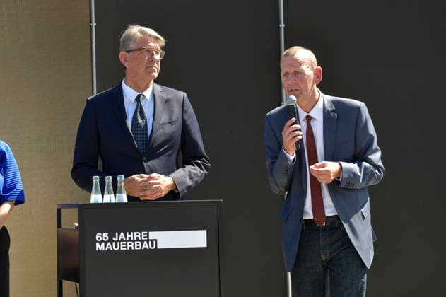 Wolfram Weimer und Axel Klausmeier bei der Pressekonferenz mit Präsentation des temporären Erinnerungsortes mit einer großformatigen Installation und Open-Air-Ausstellung auf dem Platz des 18. März sowie der Vorstellung des stadtweiten Programms anlässlich des 65. Jahrestags des Berliner Mauerbaus. Berlin, 12.08.2026 *** Wolfram Weimer and Axel Klausmeier at the press conference presenting the temporary memorial site—featuring a large-scale installation and an open-air exhibition on Platz des 18. März—as well as the citywide program marking the 65th anniversary of the construction of the Berlin Wall, Berlin, August 12, 2026 Foto:xM.xBehrensx xFuturexImagex mauerbau_6808