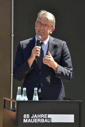 Wolfram Weimer bei der Pressekonferenz mit Präsentation des temporären Erinnerungsortes mit einer großformatigen Installation und Open-Air-Ausstellung auf dem Platz des 18. März sowie der Vorstellung des stadtweiten Programms anlässlich des 65. Jahrestags des Berliner Mauerbaus. Berlin, 12.08.2026 *** Wolfram Weimer at the press conference announcing the temporary memorial site—featuring a large-scale installation and an open-air exhibition on Platz des 18 März—as well as the citywide program marking the 65th anniversary of the construction of the Berlin Wall. Berlin, August 12, 2026 Foto:xM.xBehrensx xFuturexImagex mauerbau_6810