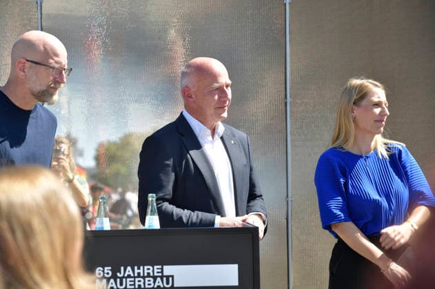 Moritz van Dülmen, Kai Wegner und Simone Leimbach bei der Pressekonferenz mit Präsentation des temporären Erinnerungsortes mit einer großformatigen Installation und Open-Air-Ausstellung auf dem Platz des 18. März sowie der Vorstellung des stadtweiten Programms anlässlich des 65. Jahrestags des Berliner Mauerbaus. Berlin, 12.08.2026 *** Moritz van Dülmen, Kai Wegner, and Simone Leimbach at the press conference presenting the temporary memorial site—featuring a large-scale installation and an open-air exhibition on Platz des 18. März—as well as the citywide program marking the 65th anniversary of the construction of the Berlin Wall, Berlin, August 12, 2026 Foto:xM.xBehrensx xFuturexImagex mauerbau_6812