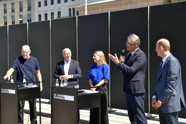Moritz van Dülmen, Kai Wegner, Simone Leimbach, Wolfram Weimer und Axel Klausmeier bei der Pressekonferenz mit Präsentation des temporären Erinnerungsortes mit einer großformatigen Installation und Open-Air-Ausstellung auf dem Platz des 18. März sowie der Vorstellung des stadtweiten Programms anlässlich des 65. Jahrestags des Berliner Mauerbaus. Berlin, 12.08.2026 *** Moritz van Dülmen, Kai Wegner, Simone Leimbach, Wolfram Weimer, and Axel Klausmeier at the press conference presenting the temporary memorial site—featuring a large-scale installation and an open-air exhibition on Platz des 18. März—as well as the citywide program marking the 65th anniversary of the construction of the Berlin Wall, Berlin, August 12, 2026 Foto:xM.xBehrensx xFuturexImagex mauerbau_6815