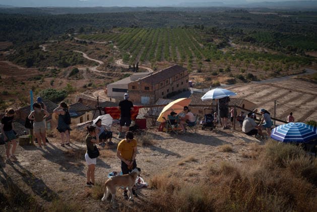 August 12, 2026, Lllardecans, Lleida, Spain: People gather at the highest point of the village of Llardecans, Lleida, moments before the solar eclipse. Lllardecans Spain  - ZUMAb137 20260812_fap_b137_002 Copyright: xJordixBoixareux