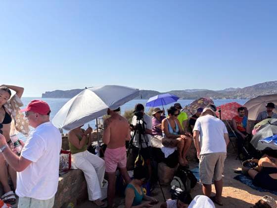 MALLORCA, SPANIEN 20260812 Människor inväntar solförmörkelsen vid Mirador Del Canon i Santa Posa pa Mallorca. MALLORCA SPANIEN x10510x *** MALLORCA, SPAIN 20260812 People await the solar eclipse at Mirador Del Canon in Santa Posa, Mallorca MALLORCA SPAIN x10510x  Copyright: xMariannexAhleniusx xTTx xkodx10510x SOLFÖRMÖRKELSE MALLORCA CCxwaydLUQk