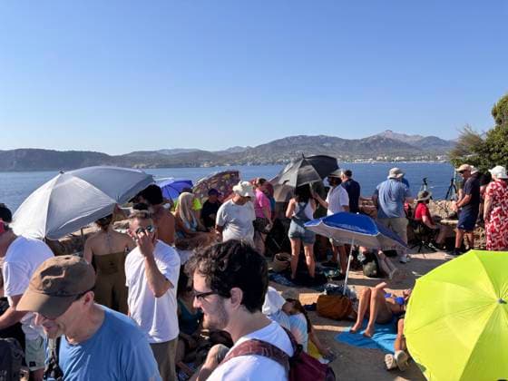 MALLORCA, SPANIEN 20260812 Människor inväntar solförmörkelsen vid Mirador Del Canon i Santa Posa pa Mallorca. MALLORCA SPANIEN x10510x *** MALLORCA, SPAIN 20260812 People await the solar eclipse at Mirador Del Canon in Santa Posa, Mallorca MALLORCA SPAIN x10510x  Copyright: xMariannexAhleniusx xTTx xkodx10510x SOLFÖRMÖRKELSE MALLORCA LKFspt4kFe8