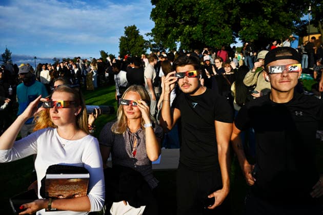 STOCKHOLM, SVERIGE 20260812 Stockholmare vid Obeservatorielunden tittar pa den partiella solförmörkelsen som syns över Sverige pa onsdagskvällen. STOCKHOLM SVERIGE x10080x *** STOCKHOLM, SWEDEN 20260812 Residents of Stockholm at Obeservatorielunden watch the partial solar eclipse visible across Sweden on Wednesday evening STOCKHOLM SWEDEN x10080x  Copyright: xFredrikxSandberg TTx SOLFÖRMÖRKELSEN STOCKHOLM 543V7WXtvjs