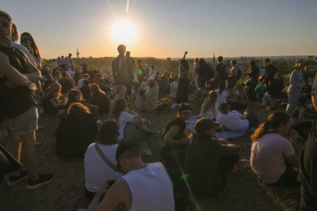 Hundreds Gather At Krakow s Historic Krakus Mound To Watch Solar Eclipse KRAKOW, POLAND - AUGUST 12: Hundreds of people secure viewing spots on and around the historic Krakus Mound (Kopiec Krakusa) ahead of a solar eclipse on August 12, 2026 in Krakow, Poland. Anticipation builds as massive crowds of spectators arrive early to claim vantage points on the prehistoric monument before the celestial event begins over the city skyline. Krakow Poland  Copyright: xArturxWidakx originalFilename: widak-hundreds260812_npyOx.jpg
