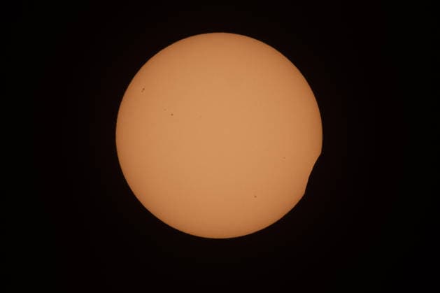 Eine Partielle Sonnenfinsternis ist ueber (über) Deutschland zu beobachten. Diese Aufnahme ist am Himmel ueber (über) Siegen-Oberschelden in Nordrhein-Westfalen entstanden. Partielle Sonnenfinsternis im Siegerland am 12.08.2026 in Siegen Deutschland. *** A partial solar eclipse can be observed over Germany. This photo was taken in the sky above Siegen and Oberschelden in North Rhine-Westphalia. Partial solar eclipse in the Siegerland region on August 12, 2026, in Siegen, Germany.