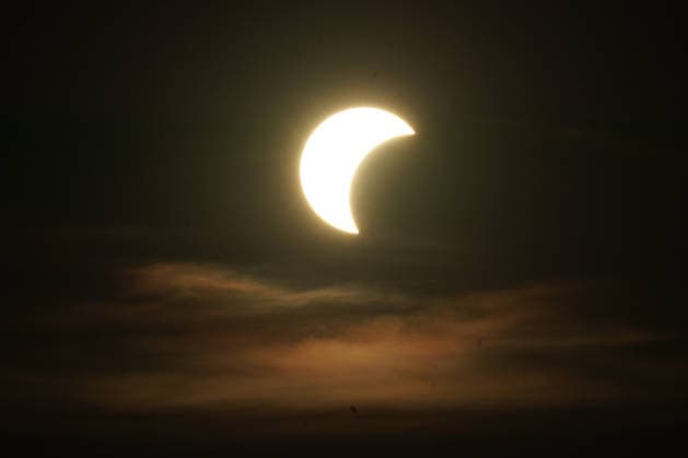 Die Sonnenfinsternis beginnt über Büttelborn in Südhessen - 12.08.2026 Büttelborn: Partielle Sonnenfinsternis in Südhessen *** The solar eclipse begins over Büttelborn in southern Hesse on August 12, 2026. Büttelborn: Partial solar eclipse in southern Hesse