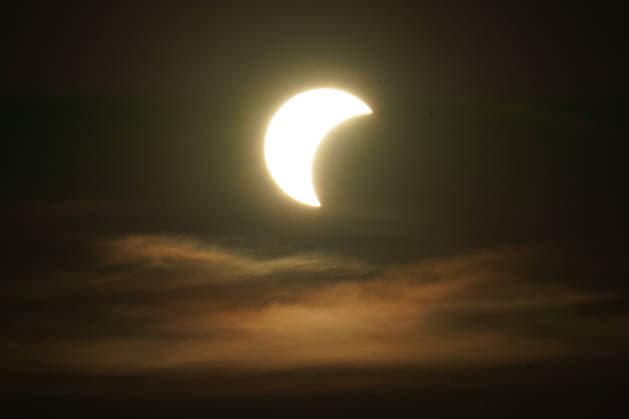 Die Sonnenfinsternis beginnt über Büttelborn in Südhessen - 12.08.2026 Büttelborn: Partielle Sonnenfinsternis in Südhessen *** The solar eclipse begins over Büttelborn in southern Hesse on August 12, 2026. Büttelborn: Partial solar eclipse in southern Hesse