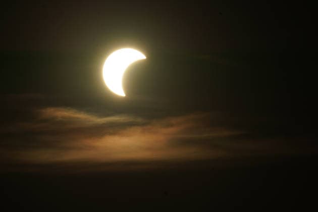 Die Sonnenfinsternis beginnt über Büttelborn in Südhessen - 12.08.2026 Büttelborn: Partielle Sonnenfinsternis in Südhessen *** The solar eclipse begins over Büttelborn in southern Hesse on August 12, 2026. Büttelborn: Partial solar eclipse in southern Hesse