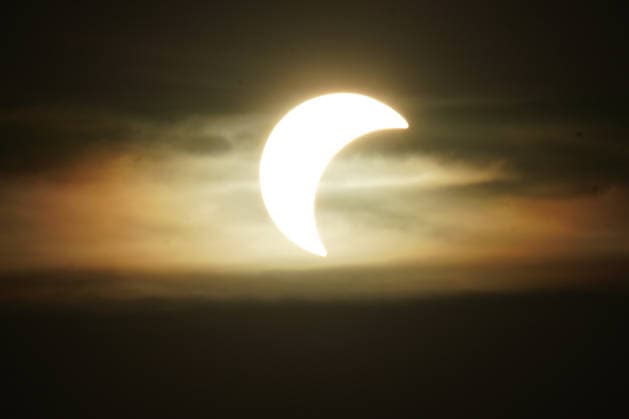 Die Sonnenfinsternis beginnt über Büttelborn in Südhessen - 12.08.2026 Büttelborn: Partielle Sonnenfinsternis in Südhessen *** The solar eclipse begins over Büttelborn in southern Hesse on August 12, 2026. Büttelborn: Partial solar eclipse in southern Hesse