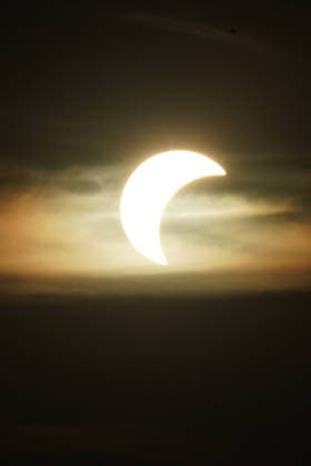 Die Sonnenfinsternis beginnt über Büttelborn in Südhessen - 12.08.2026 Büttelborn: Partielle Sonnenfinsternis in Südhessen *** The solar eclipse begins over Büttelborn in southern Hesse on August 12, 2026. Büttelborn: Partial solar eclipse in southern Hesse