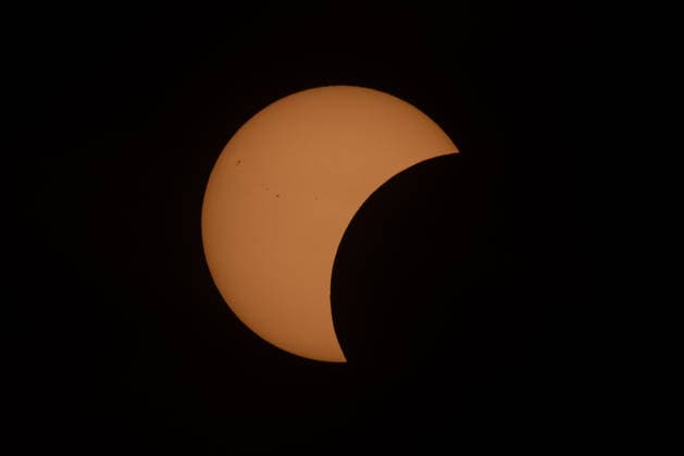 Eine Partielle Sonnenfinsternis ist ueber (über) Deutschland zu beobachten. Diese Aufnahme ist am Himmel ueber (über) Siegen-Oberschelden in Nordrhein-Westfalen entstanden. Partielle Sonnenfinsternis im Siegerland am 12.08.2026 in Siegen Deutschland. *** A partial solar eclipse can be observed over Germany. This photo was taken in the sky above Siegen and Oberschelden in North Rhine-Westphalia. Partial solar eclipse in the Siegerland region on August 12, 2026, in Siegen, Germany.