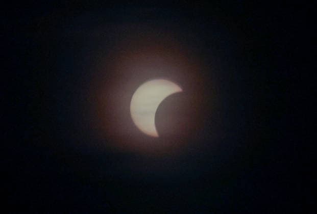 Leipzig Partielle Sonnenfinsternis über Sachsen Mond verdeckt am Abend große Teile der Sonne Am Mittwochabend war über Sachsen eine partielle Sonnenfinsternis zu beobachten. Der Mond schob sich dabei vor die Sonne und verdeckte einen großen Teil der Sonnenscheibe. Das astronomische Ereignis hatte in Deutschland kurz nach 19 Uhr begonnen und war bei entsprechenden Sichtbedingungen auch aus weiten Teilen Sachsens zu verfolgen. Je nach Standort wurden dabei rund 84 bis 90 Prozent der Sonnenscheibe vom Mond bedeckt, zu einer vollständigen Verdunkelung kam es in Deutschland jedoch nicht. Bei weitgehend klarem Himmel bestanden in Sachsen gute Bedingungen für die Beobachtung. Auch in Leipzig zog das seltene Himmelsereignis zahlreich Copyright: xEHLxMedia BjörnxStachx 20260812_sonnenfinsternis-leipzig_10