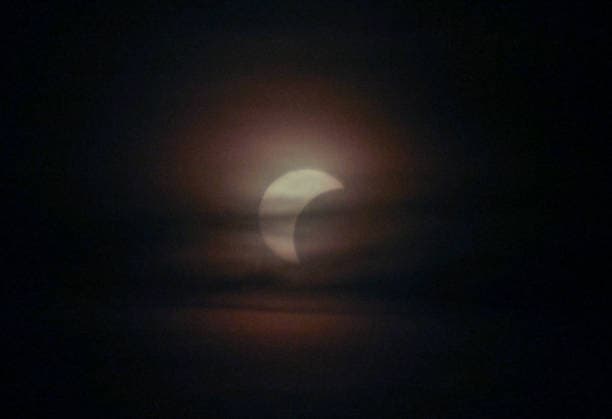 Leipzig Partielle Sonnenfinsternis über Sachsen Mond verdeckt am Abend große Teile der Sonne Am Mittwochabend war über Sachsen eine partielle Sonnenfinsternis zu beobachten. Der Mond schob sich dabei vor die Sonne und verdeckte einen großen Teil der Sonnenscheibe. Das astronomische Ereignis hatte in Deutschland kurz nach 19 Uhr begonnen und war bei entsprechenden Sichtbedingungen auch aus weiten Teilen Sachsens zu verfolgen. Je nach Standort wurden dabei rund 84 bis 90 Prozent der Sonnenscheibe vom Mond bedeckt, zu einer vollständigen Verdunkelung kam es in Deutschland jedoch nicht. Bei weitgehend klarem Himmel bestanden in Sachsen gute Bedingungen für die Beobachtung. Auch in Leipzig zog das seltene Himmelsereignis zahlreich Copyright: xEHLxMedia BjörnxStachx 20260812_sonnenfinsternis-leipzig_11