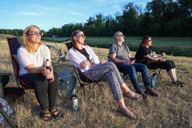 Leipzig Partielle Sonnenfinsternis über Sachsen Mond verdeckt am Abend große Teile der Sonne Am Mittwochabend war über Sachsen eine partielle Sonnenfinsternis zu beobachten. Der Mond schob sich dabei vor die Sonne und verdeckte einen großen Teil der Sonnenscheibe. Das astronomische Ereignis hatte in Deutschland kurz nach 19 Uhr begonnen und war bei entsprechenden Sichtbedingungen auch aus weiten Teilen Sachsens zu verfolgen. Je nach Standort wurden dabei rund 84 bis 90 Prozent der Sonnenscheibe vom Mond bedeckt, zu einer vollständigen Verdunkelung kam es in Deutschland jedoch nicht. Bei weitgehend klarem Himmel bestanden in Sachsen gute Bedingungen für die Beobachtung. Auch in Leipzig zog das seltene Himmelsereignis zahlreich Copyright: xEHLxMedia BjörnxStachx 20260812_sonnenfinsternis-leipzig_2