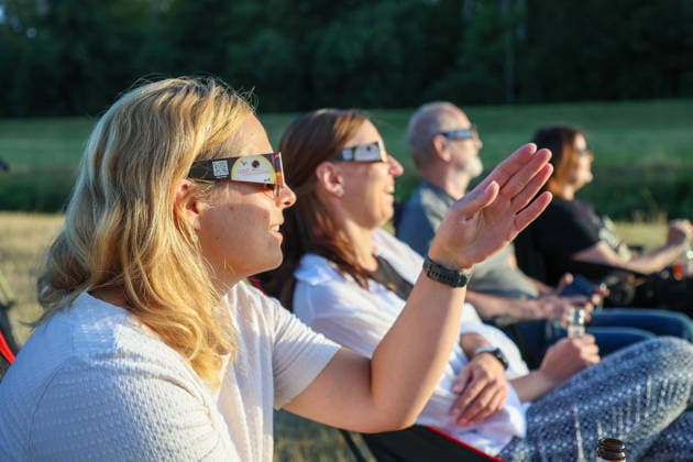 Leipzig Partielle Sonnenfinsternis über Sachsen Mond verdeckt am Abend große Teile der Sonne Am Mittwochabend war über Sachsen eine partielle Sonnenfinsternis zu beobachten. Der Mond schob sich dabei vor die Sonne und verdeckte einen großen Teil der Sonnenscheibe. Das astronomische Ereignis hatte in Deutschland kurz nach 19 Uhr begonnen und war bei entsprechenden Sichtbedingungen auch aus weiten Teilen Sachsens zu verfolgen. Je nach Standort wurden dabei rund 84 bis 90 Prozent der Sonnenscheibe vom Mond bedeckt, zu einer vollständigen Verdunkelung kam es in Deutschland jedoch nicht. Bei weitgehend klarem Himmel bestanden in Sachsen gute Bedingungen für die Beobachtung. Auch in Leipzig zog das seltene Himmelsereignis zahlreich Copyright: xEHLxMedia BjörnxStachx 20260812_sonnenfinsternis-leipzig_3