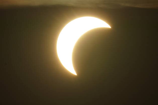 Die Sonnenfinsternis beginnt über Büttelborn in Südhessen - 12.08.2026 Büttelborn: Partielle Sonnenfinsternis in Südhessen *** The solar eclipse begins over Büttelborn in southern Hesse on August 12, 2026. Büttelborn: Partial solar eclipse in southern Hesse