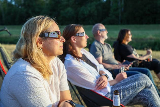 Leipzig Partielle Sonnenfinsternis über Sachsen Mond verdeckt am Abend große Teile der Sonne Am Mittwochabend war über Sachsen eine partielle Sonnenfinsternis zu beobachten. Der Mond schob sich dabei vor die Sonne und verdeckte einen großen Teil der Sonnenscheibe. Das astronomische Ereignis hatte in Deutschland kurz nach 19 Uhr begonnen und war bei entsprechenden Sichtbedingungen auch aus weiten Teilen Sachsens zu verfolgen. Je nach Standort wurden dabei rund 84 bis 90 Prozent der Sonnenscheibe vom Mond bedeckt, zu einer vollständigen Verdunkelung kam es in Deutschland jedoch nicht. Bei weitgehend klarem Himmel bestanden in Sachsen gute Bedingungen für die Beobachtung. Auch in Leipzig zog das seltene Himmelsereignis zahlreich Copyright: xEHLxMedia BjörnxStachx 20260812_sonnenfinsternis-leipzig_4