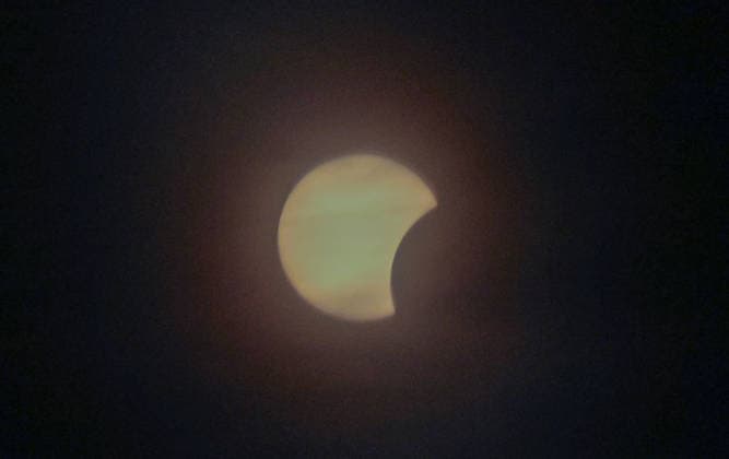 Leipzig Partielle Sonnenfinsternis über Sachsen Mond verdeckt am Abend große Teile der Sonne Am Mittwochabend war über Sachsen eine partielle Sonnenfinsternis zu beobachten. Der Mond schob sich dabei vor die Sonne und verdeckte einen großen Teil der Sonnenscheibe. Das astronomische Ereignis hatte in Deutschland kurz nach 19 Uhr begonnen und war bei entsprechenden Sichtbedingungen auch aus weiten Teilen Sachsens zu verfolgen. Je nach Standort wurden dabei rund 84 bis 90 Prozent der Sonnenscheibe vom Mond bedeckt, zu einer vollständigen Verdunkelung kam es in Deutschland jedoch nicht. Bei weitgehend klarem Himmel bestanden in Sachsen gute Bedingungen für die Beobachtung. Auch in Leipzig zog das seltene Himmelsereignis zahlreich Copyright: xEHLxMedia BjörnxStachx 20260812_sonnenfinsternis-leipzig_6