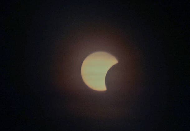Leipzig Partielle Sonnenfinsternis über Sachsen Mond verdeckt am Abend große Teile der Sonne Am Mittwochabend war über Sachsen eine partielle Sonnenfinsternis zu beobachten. Der Mond schob sich dabei vor die Sonne und verdeckte einen großen Teil der Sonnenscheibe. Das astronomische Ereignis hatte in Deutschland kurz nach 19 Uhr begonnen und war bei entsprechenden Sichtbedingungen auch aus weiten Teilen Sachsens zu verfolgen. Je nach Standort wurden dabei rund 84 bis 90 Prozent der Sonnenscheibe vom Mond bedeckt, zu einer vollständigen Verdunkelung kam es in Deutschland jedoch nicht. Bei weitgehend klarem Himmel bestanden in Sachsen gute Bedingungen für die Beobachtung. Auch in Leipzig zog das seltene Himmelsereignis zahlreich Copyright: xEHLxMedia BjörnxStachx 20260812_sonnenfinsternis-leipzig_7